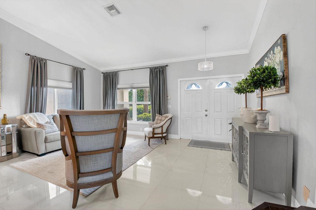 Activo con contrato: $689,000 (3 camas, 2 baños, 1985 Pies cuadrados)