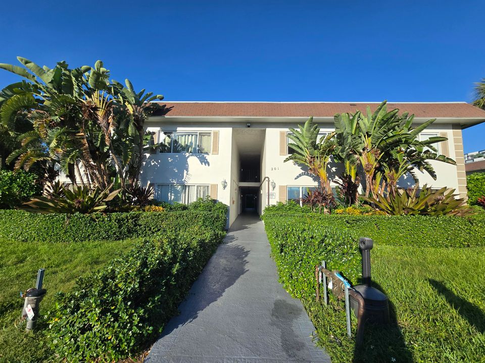 For Sale: $248,900 (2 beds, 2 baths, 939 Square Feet)