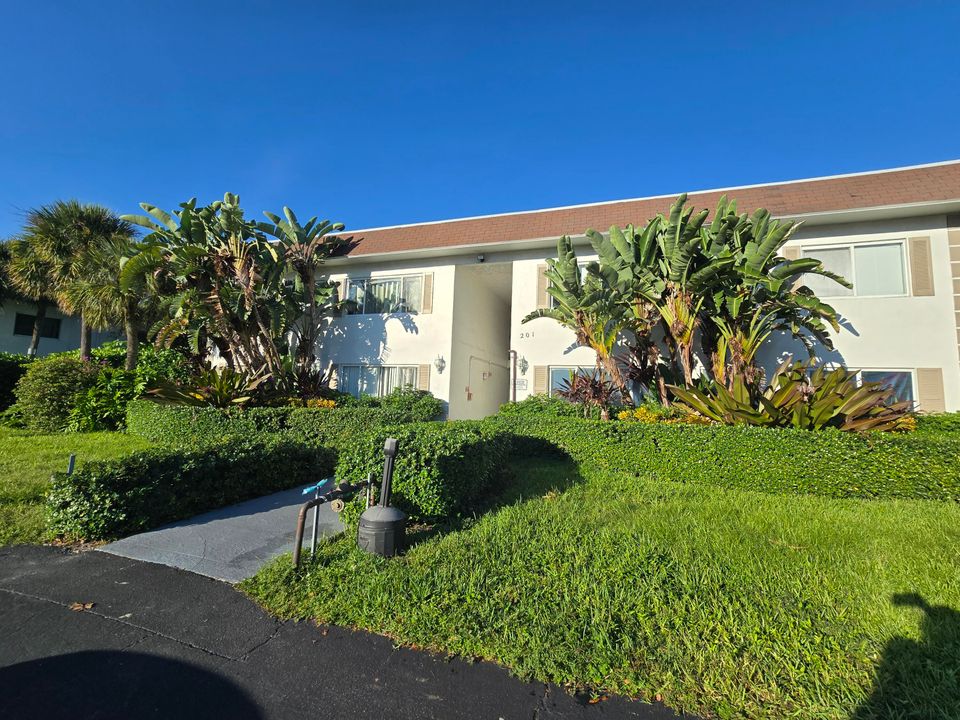 For Sale: $248,900 (2 beds, 2 baths, 939 Square Feet)