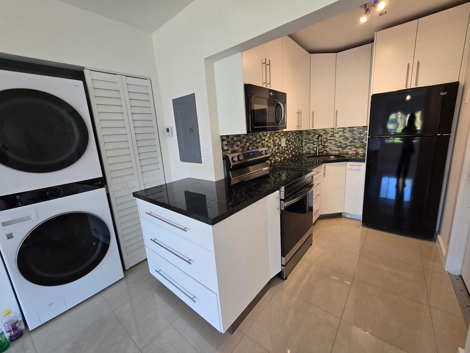 For Sale: $248,900 (2 beds, 2 baths, 939 Square Feet)