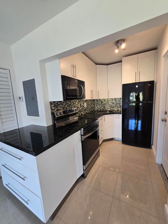 For Sale: $248,900 (2 beds, 2 baths, 939 Square Feet)