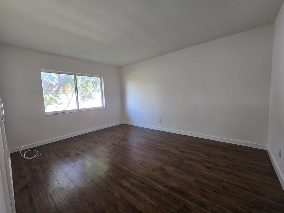 For Sale: $248,900 (2 beds, 2 baths, 939 Square Feet)