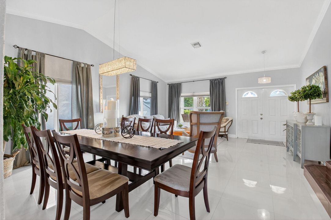 Activo con contrato: $689,000 (3 camas, 2 baños, 1985 Pies cuadrados)