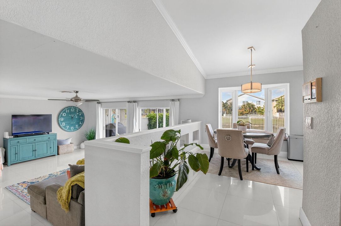 Activo con contrato: $689,000 (3 camas, 2 baños, 1985 Pies cuadrados)