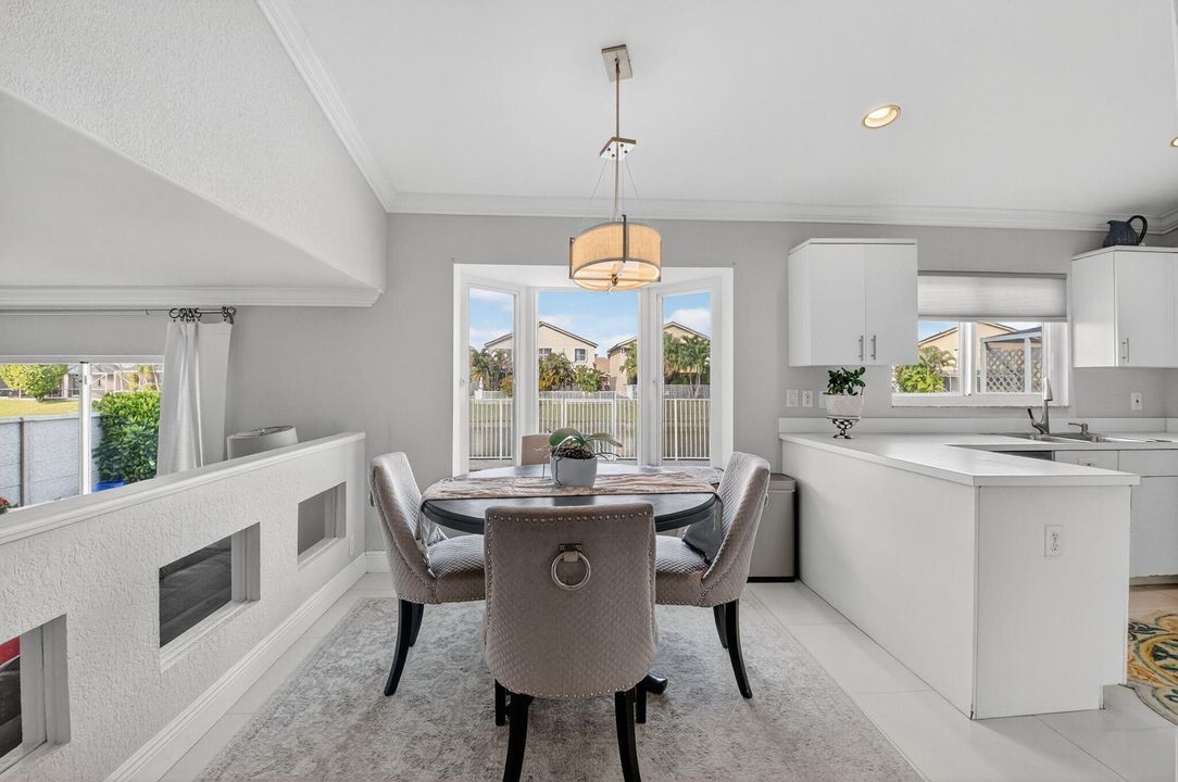 Activo con contrato: $689,000 (3 camas, 2 baños, 1985 Pies cuadrados)