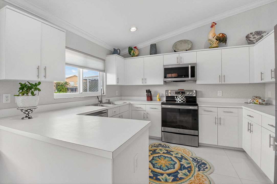 Activo con contrato: $689,000 (3 camas, 2 baños, 1985 Pies cuadrados)