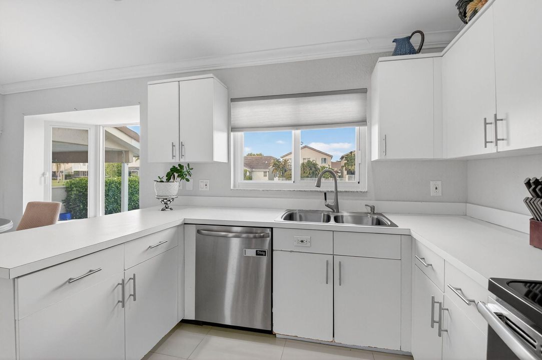 Activo con contrato: $689,000 (3 camas, 2 baños, 1985 Pies cuadrados)