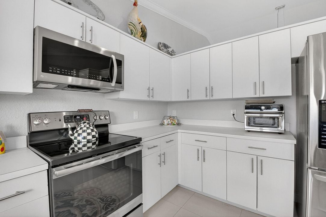 Activo con contrato: $689,000 (3 camas, 2 baños, 1985 Pies cuadrados)