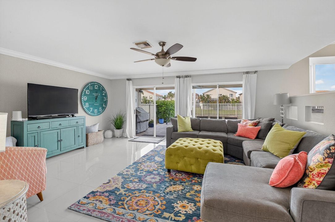 Activo con contrato: $689,000 (3 camas, 2 baños, 1985 Pies cuadrados)