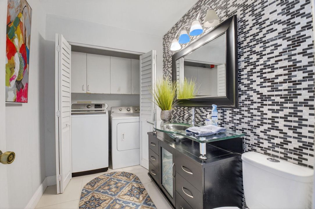 Activo con contrato: $689,000 (3 camas, 2 baños, 1985 Pies cuadrados)