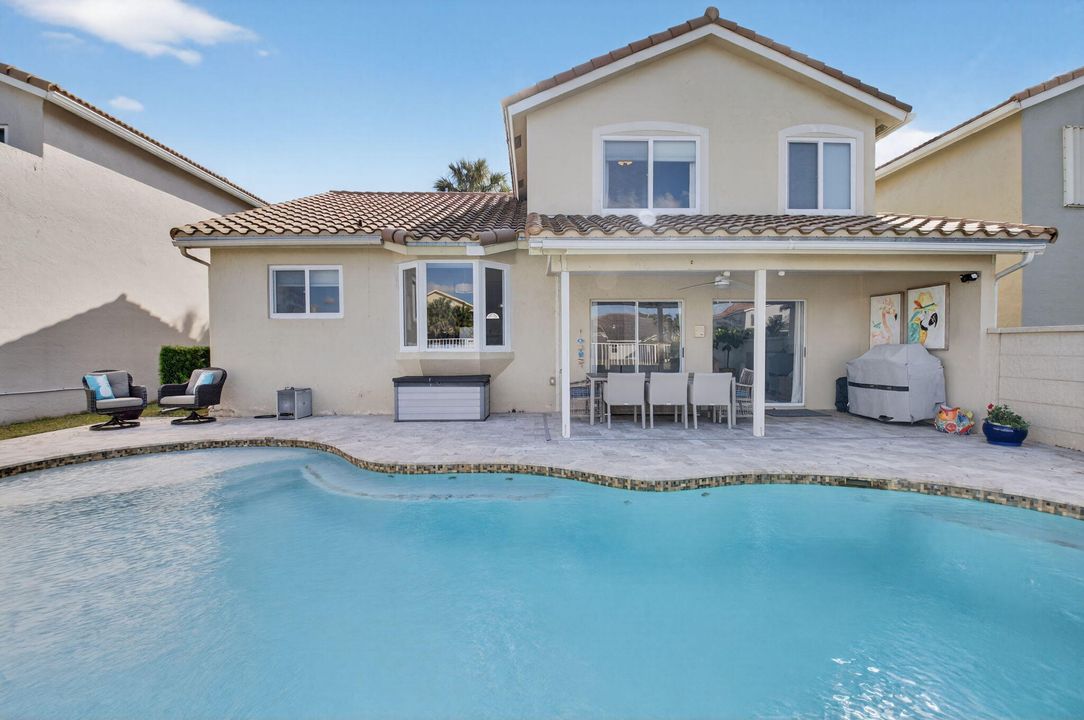 Activo con contrato: $689,000 (3 camas, 2 baños, 1985 Pies cuadrados)