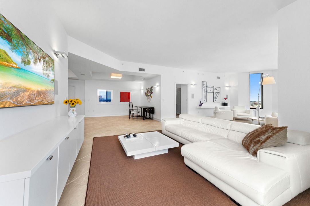 На продажу: $3,000,000 (2 спален, 2 ванн, 2156 Квадратных фут)