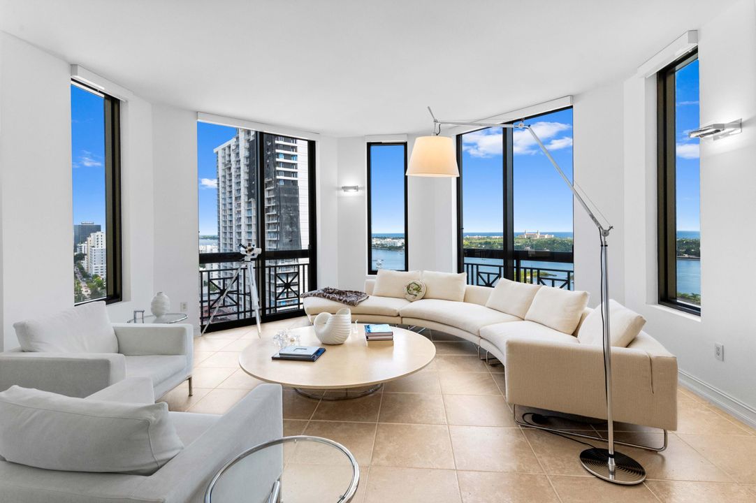 На продажу: $3,000,000 (2 спален, 2 ванн, 2156 Квадратных фут)