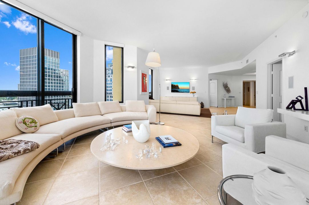 На продажу: $3,000,000 (2 спален, 2 ванн, 2156 Квадратных фут)