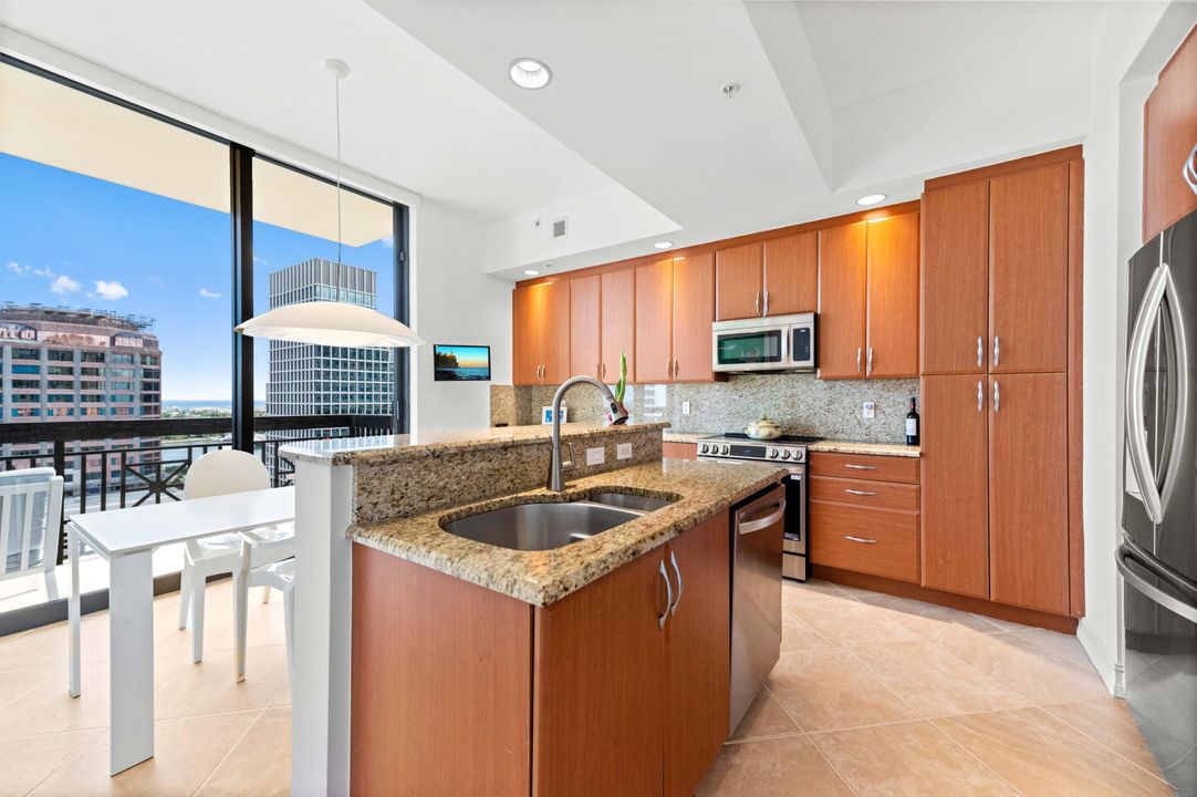 На продажу: $3,000,000 (2 спален, 2 ванн, 2156 Квадратных фут)