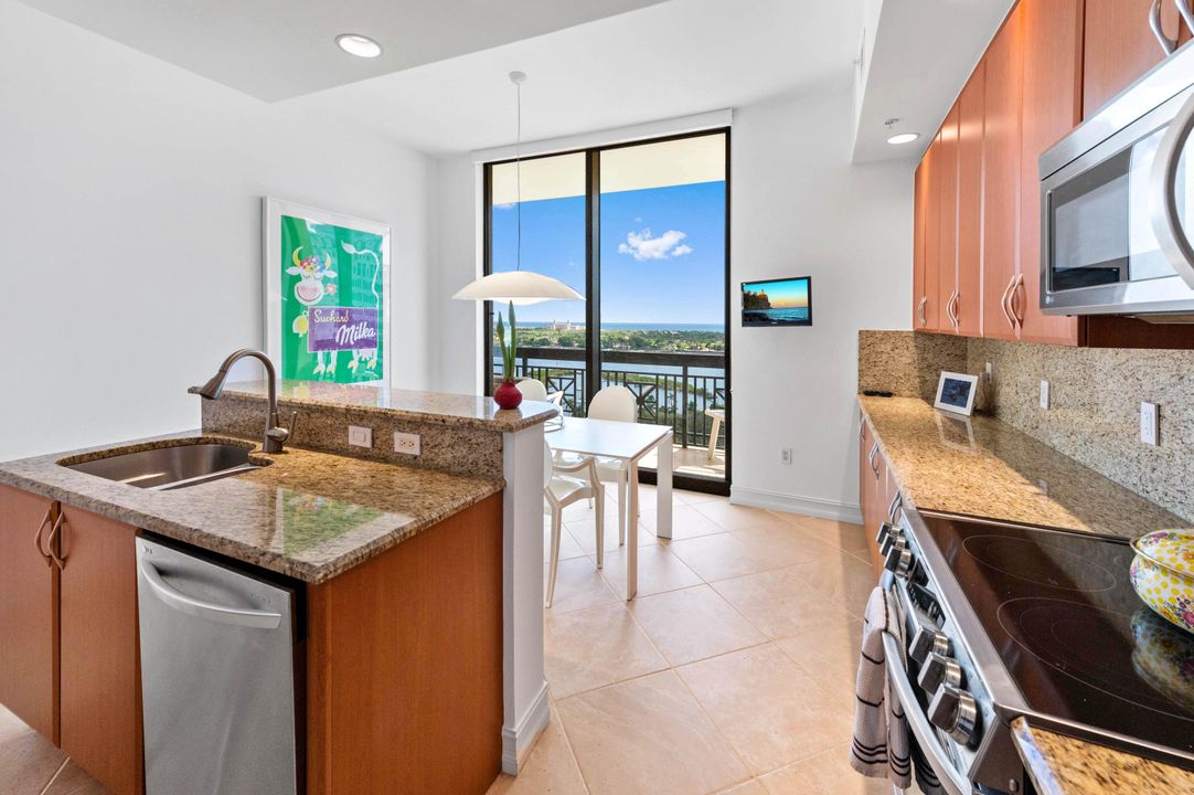 На продажу: $3,000,000 (2 спален, 2 ванн, 2156 Квадратных фут)