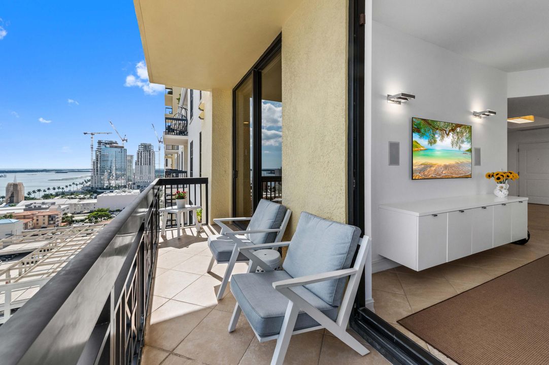 На продажу: $3,000,000 (2 спален, 2 ванн, 2156 Квадратных фут)