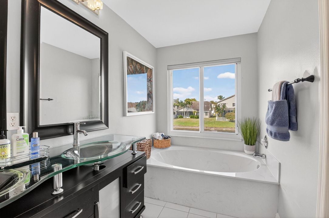 Activo con contrato: $689,000 (3 camas, 2 baños, 1985 Pies cuadrados)