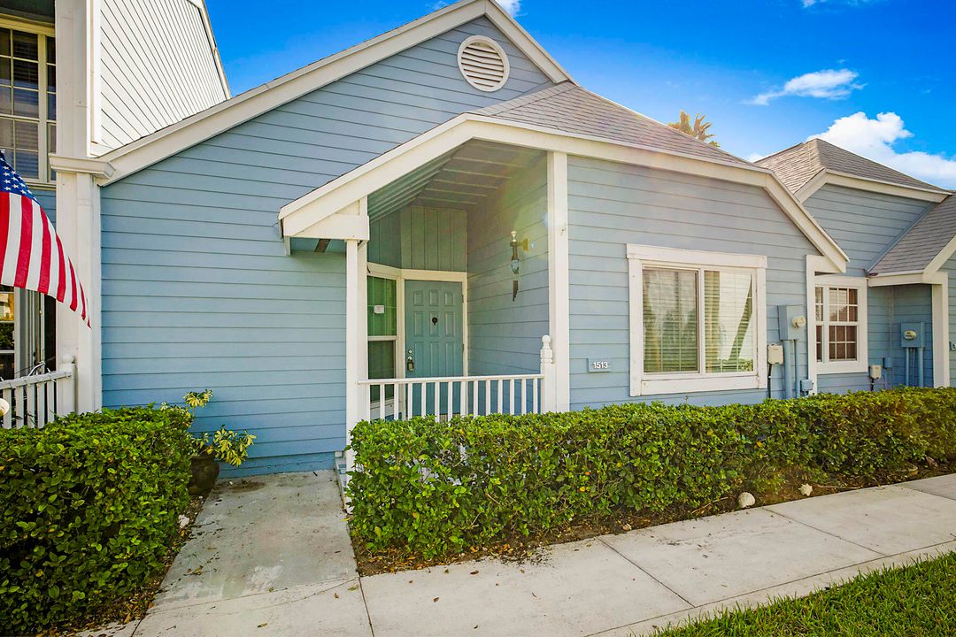 Под контрактом: $415,000 (3 спален, 2 ванн, 1329 Квадратных фут)