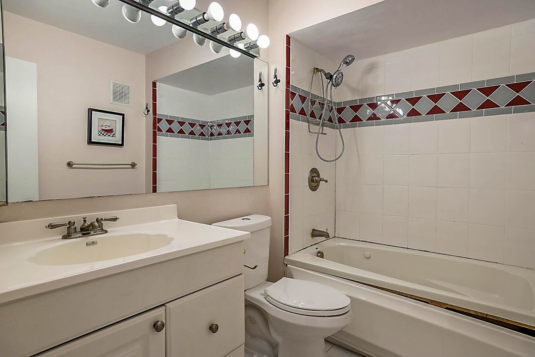 Под контрактом: $415,000 (3 спален, 2 ванн, 1329 Квадратных фут)