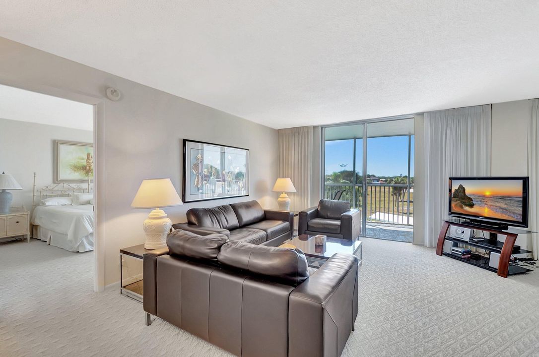 For Sale: $245,500 (2 beds, 2 baths, 1300 Square Feet)