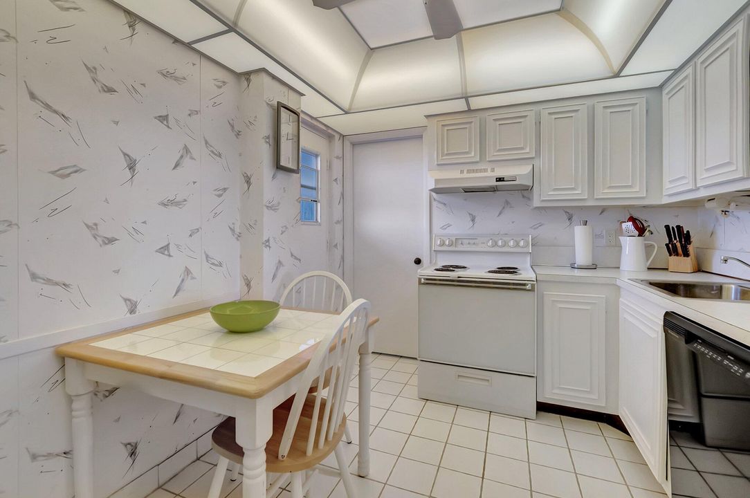 For Sale: $245,500 (2 beds, 2 baths, 1300 Square Feet)