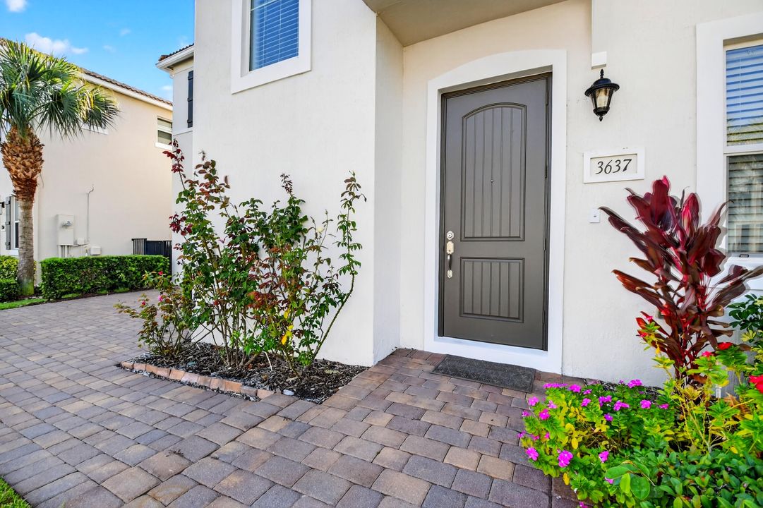 For Sale: $725,000 (3 beds, 2 baths, 2094 Square Feet)