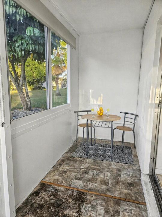 For Sale: $77,000 (1 beds, 1 baths, 702 Square Feet)