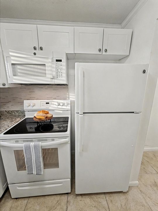 For Sale: $77,000 (1 beds, 1 baths, 702 Square Feet)