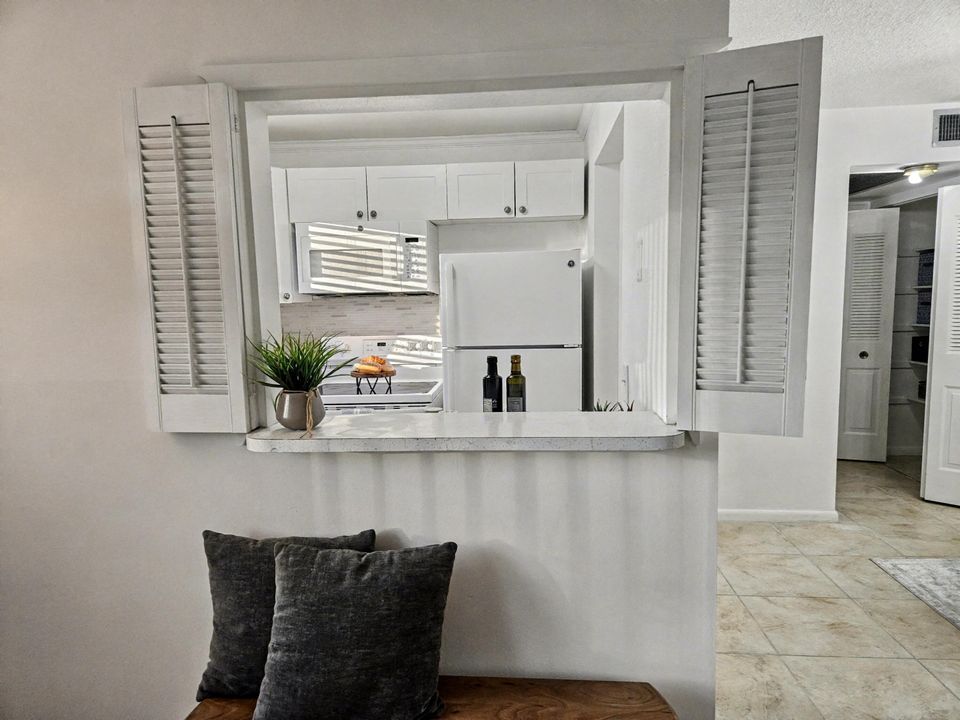 For Sale: $77,000 (1 beds, 1 baths, 702 Square Feet)