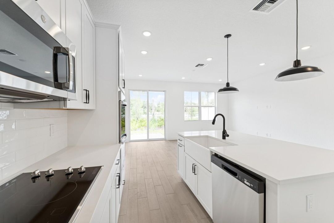 На продажу: $399,995 (3 спален, 2 ванн, 1683 Квадратных фут)