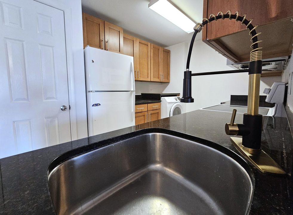 Под контрактом: $2,300 (3 спален, 2 ванн, 1200 Квадратных фут)