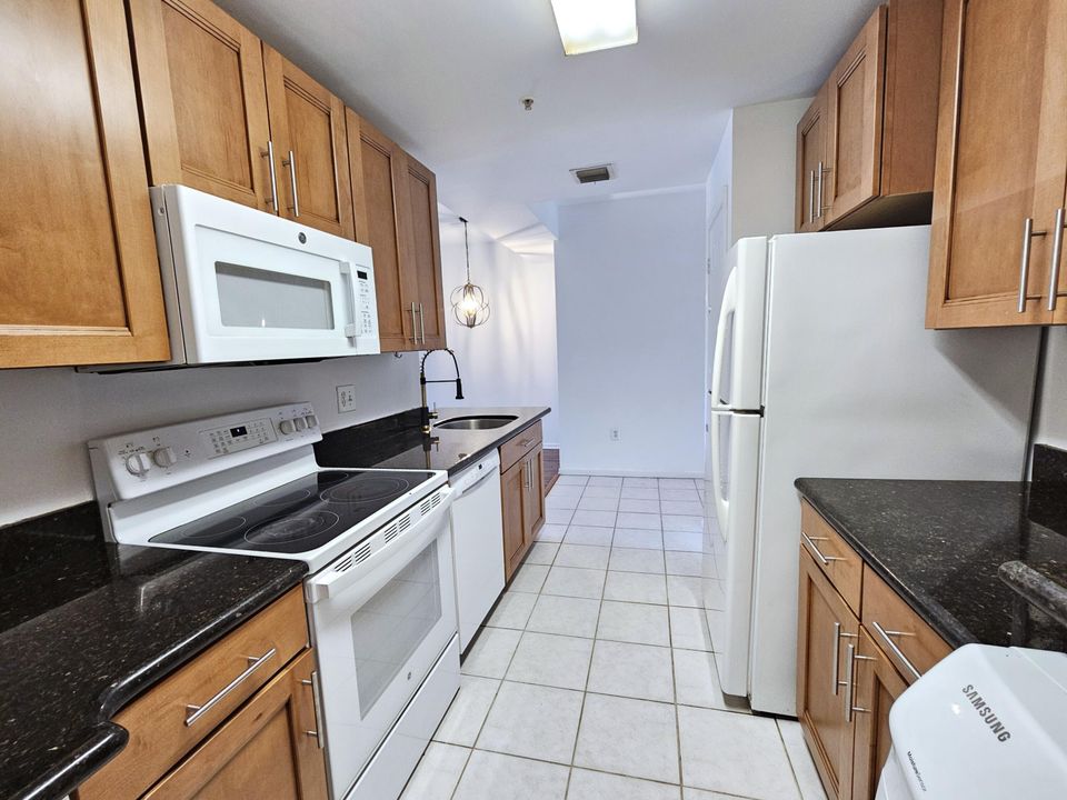 Под контрактом: $2,300 (3 спален, 2 ванн, 1200 Квадратных фут)