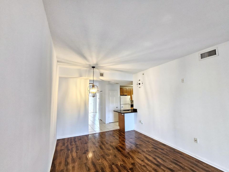 Под контрактом: $2,300 (3 спален, 2 ванн, 1200 Квадратных фут)