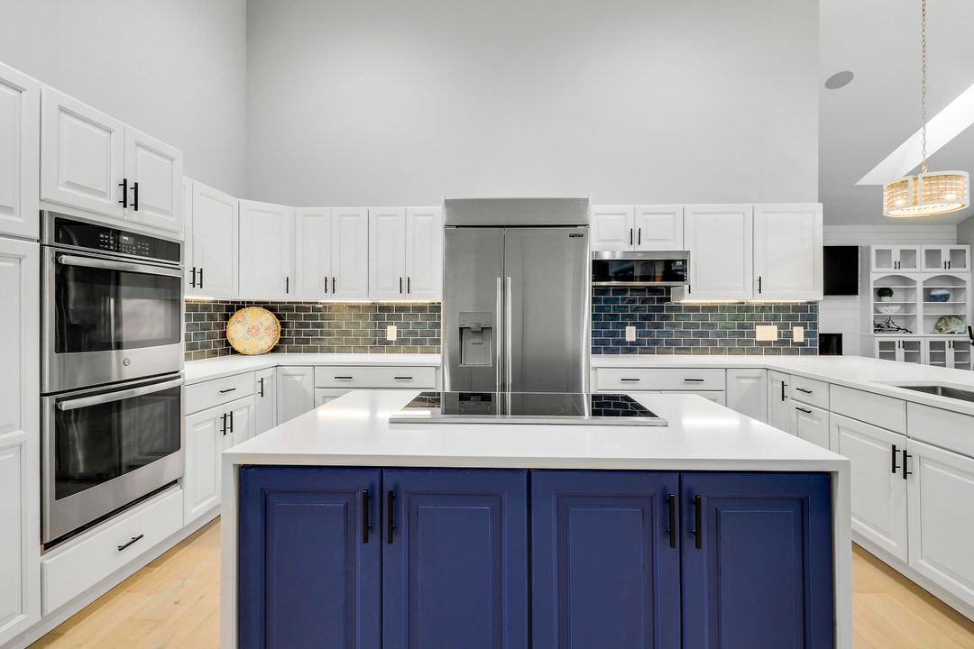 Под контрактом: $2,195,000 (4 спален, 5 ванн, 3849 Квадратных фут)