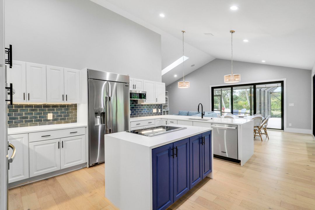 Под контрактом: $2,195,000 (4 спален, 5 ванн, 3849 Квадратных фут)