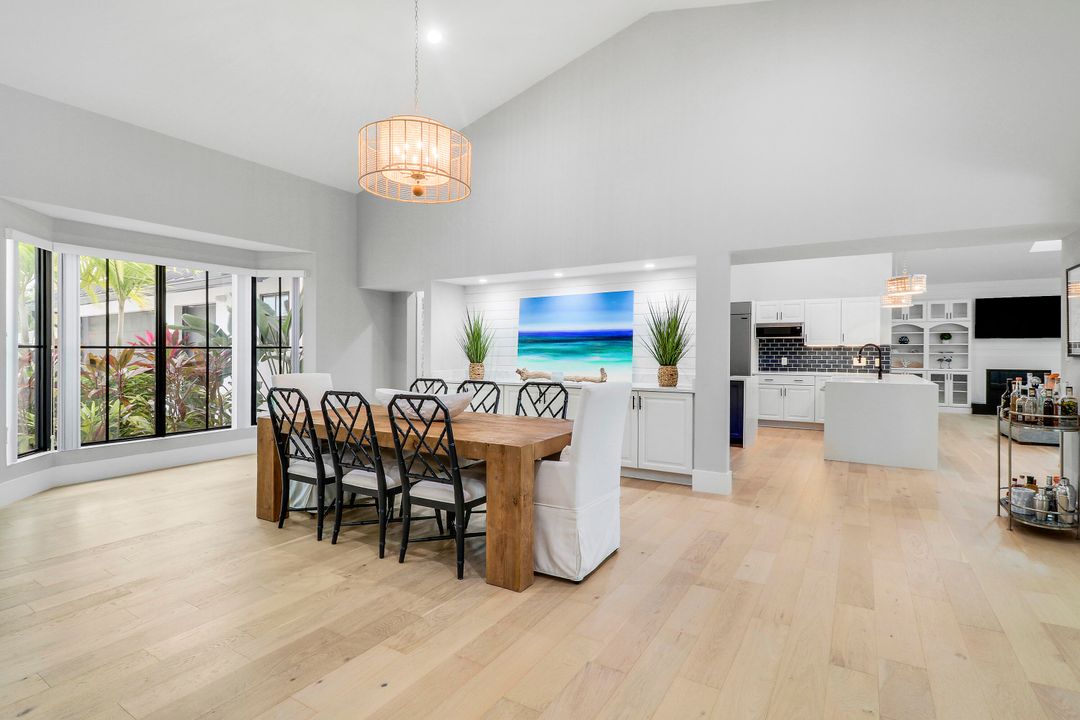 Под контрактом: $2,195,000 (4 спален, 5 ванн, 3849 Квадратных фут)