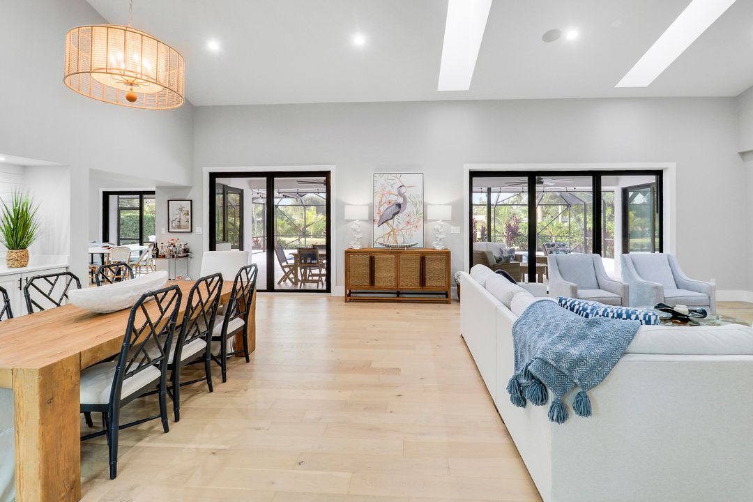 Под контрактом: $2,195,000 (4 спален, 5 ванн, 3849 Квадратных фут)