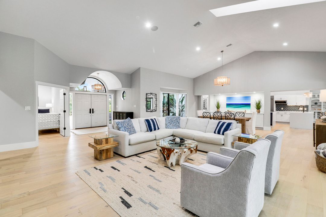 Под контрактом: $2,195,000 (4 спален, 5 ванн, 3849 Квадратных фут)