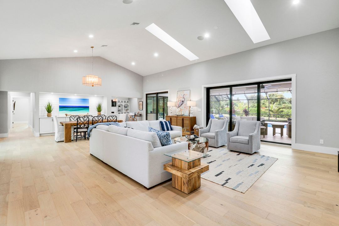 Под контрактом: $2,195,000 (4 спален, 5 ванн, 3849 Квадратных фут)