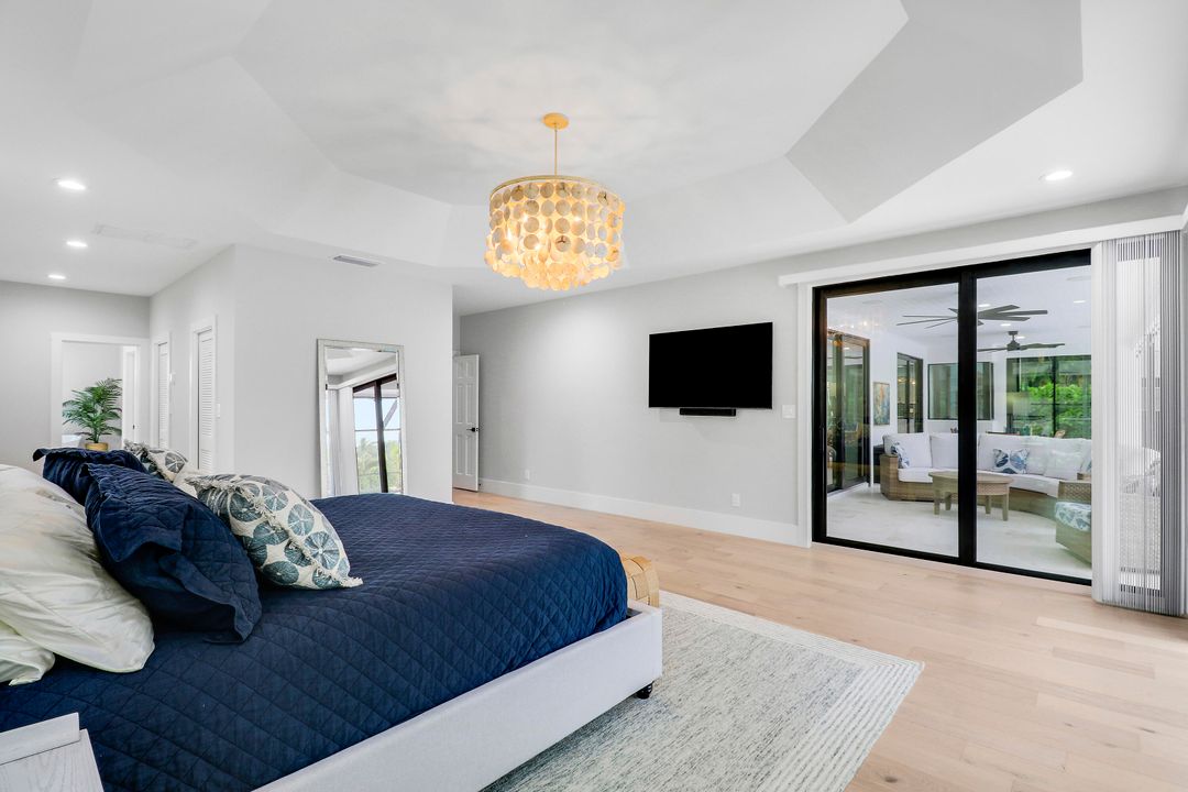 Под контрактом: $2,195,000 (4 спален, 5 ванн, 3849 Квадратных фут)