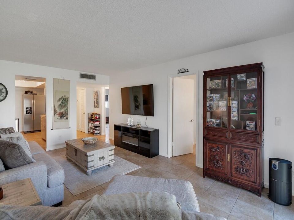 For Sale: $180,000 (2 beds, 2 baths, 1040 Square Feet)