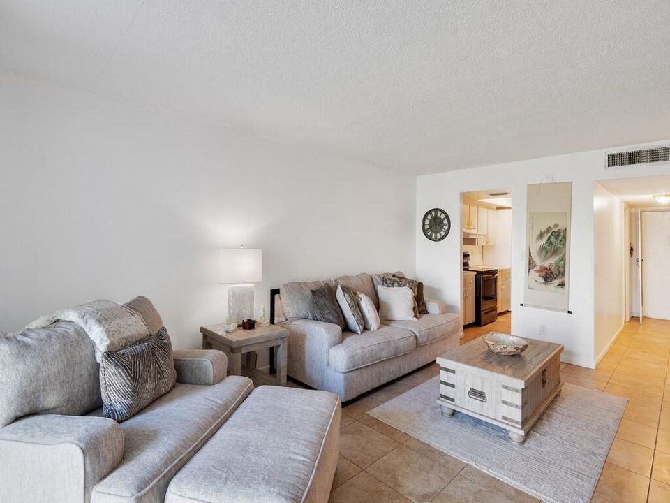 For Sale: $180,000 (2 beds, 2 baths, 1040 Square Feet)