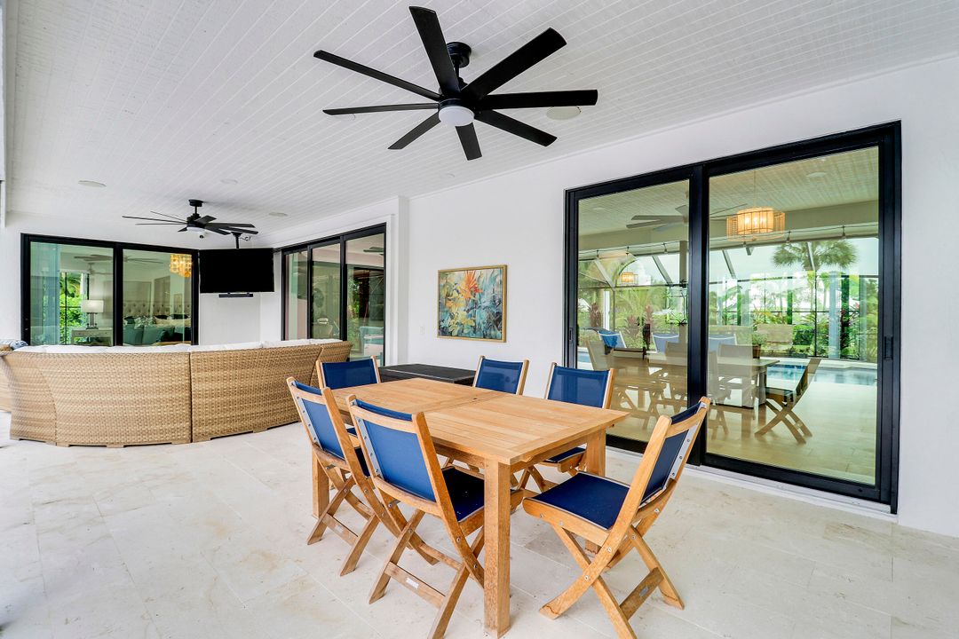 Под контрактом: $2,195,000 (4 спален, 5 ванн, 3849 Квадратных фут)