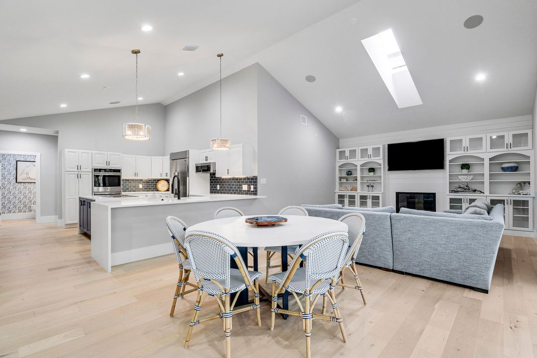 Под контрактом: $2,195,000 (4 спален, 5 ванн, 3849 Квадратных фут)