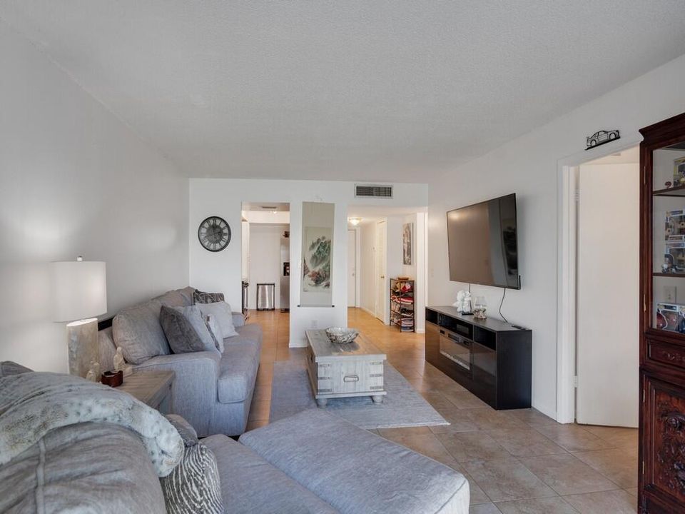 For Sale: $180,000 (2 beds, 2 baths, 1040 Square Feet)