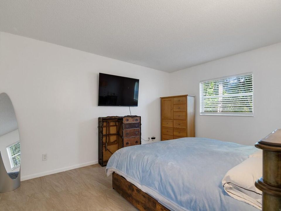 For Sale: $180,000 (2 beds, 2 baths, 1040 Square Feet)