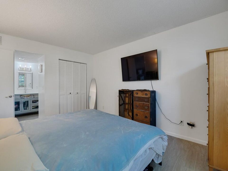 For Sale: $180,000 (2 beds, 2 baths, 1040 Square Feet)