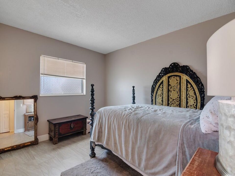 For Sale: $180,000 (2 beds, 2 baths, 1040 Square Feet)