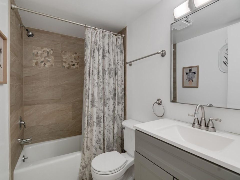 For Sale: $180,000 (2 beds, 2 baths, 1040 Square Feet)